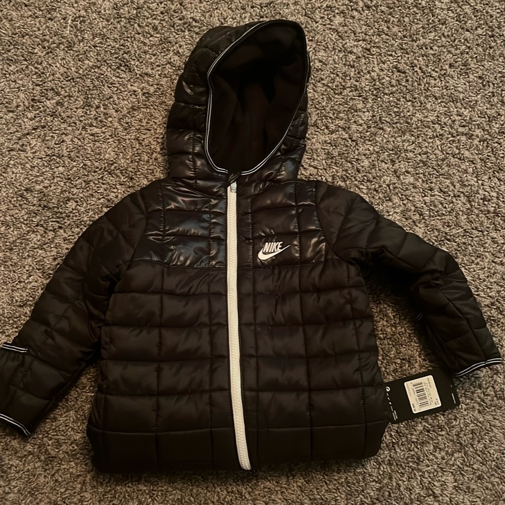 I’m selling a Nike snow suit size 18 Months